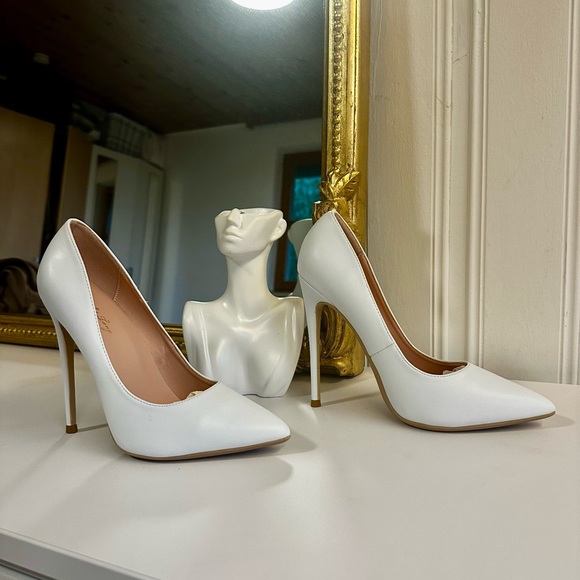 Elisabet Tang Elegant White Stiletto Heels - Picture 3 of 9